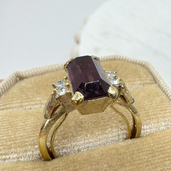 Avon Vtg Plaza IV Amethyst Glass Emerald Cut Cocktail Ring Gold Tone Size 5-6.5 - Picture 5 of 11